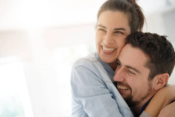 Vrolijke Romantisch Paar Liefhebbers Knuffelen — Stockfoto