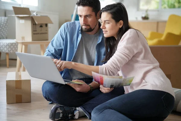 Paar Kiezen Verf Kleuren Naar Hervorming Huis — Stockfoto