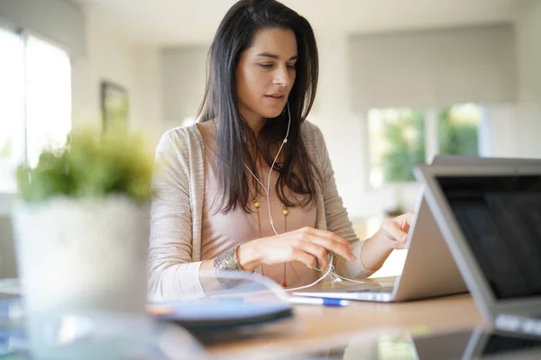 Start Mädchen Arbeitet Büro Und Nutzt Smartphone — Stockfoto