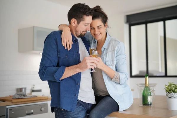 Couple Amoureux Acclamant Avec Des Lunettes Maison — Photo