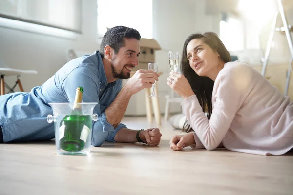 Couple Acclamant Avec Champagne Nouvelle Maison — Photo