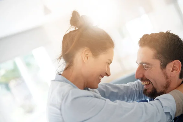 Vrolijke Romantisch Paar Liefhebbers Knuffelen — Stockfoto