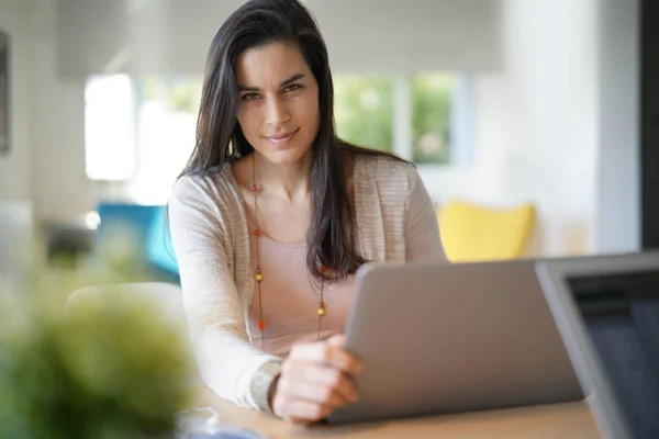 Retrato Menina Morena Trabalhando Computador Portátil — Fotografia de Stock