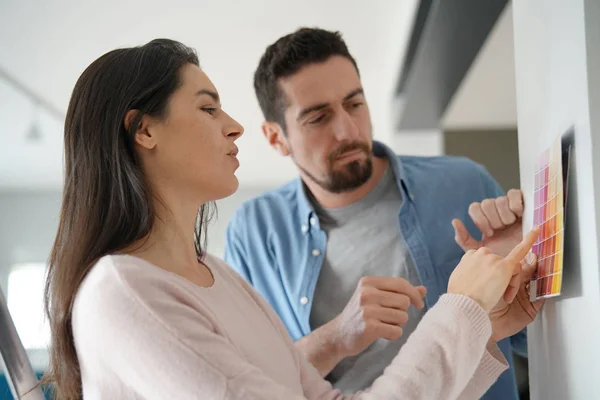 Coppia Guardando Campione Colore Rinnovare Interno Della Casa — Foto Stock