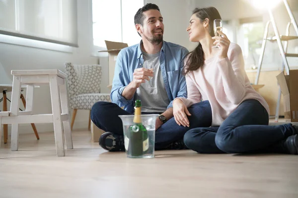 Pareja Animando Con Champán Nuevo Hogar — Foto de Stock