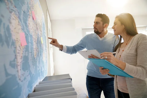 Collega Kantoor Zoek Wereldkaart Stockfoto