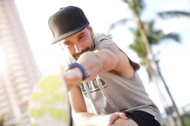 Atletik adam dışarıda egzersiz sonra germe