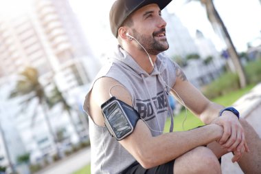 Atletik adam egzersiz sabahı müzik