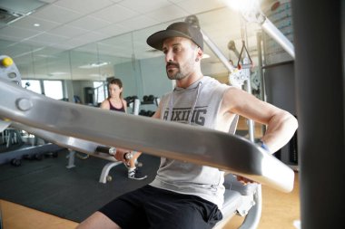 Makine kaldırma üzerinde spor eğitim atletik erkek