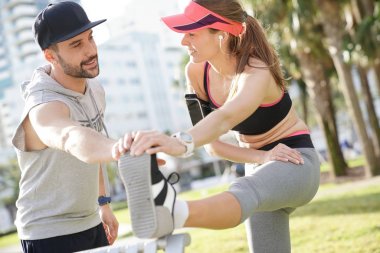 Koç parkta Egzersiz Fitness kızla