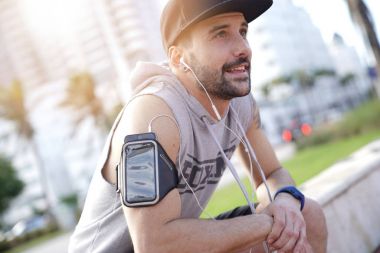 Atletik adam egzersiz sabahı müzik