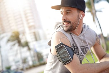 Atletik adam egzersiz sabahı müzik