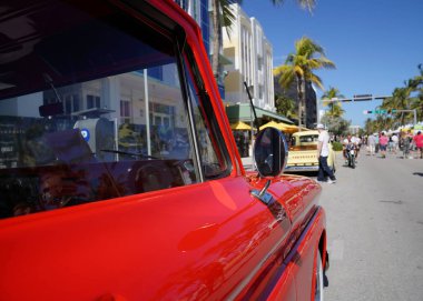 Kırmızı eski moda kamyonet Miami Beach
