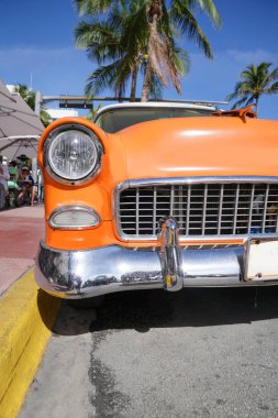 Eski moda araba Miami South beach sokakta park edilmiş.