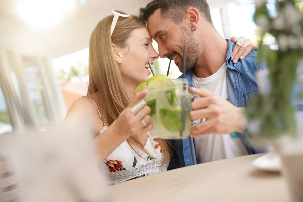 Feliz Pareja Turistas Bebiendo Mojitos — Foto de Stock