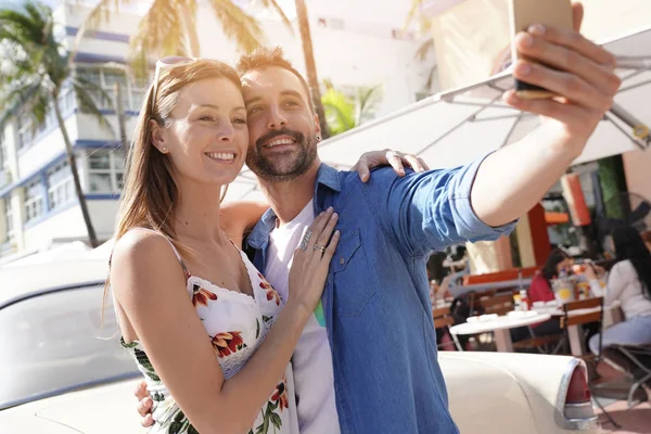 Casal Turistas Miami Tirando Fotos Selfie — Fotografia de Stock