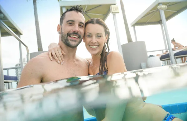 Alegre Pareja Disfrutando Del Baño Piscina Del Complejo — Foto de Stock