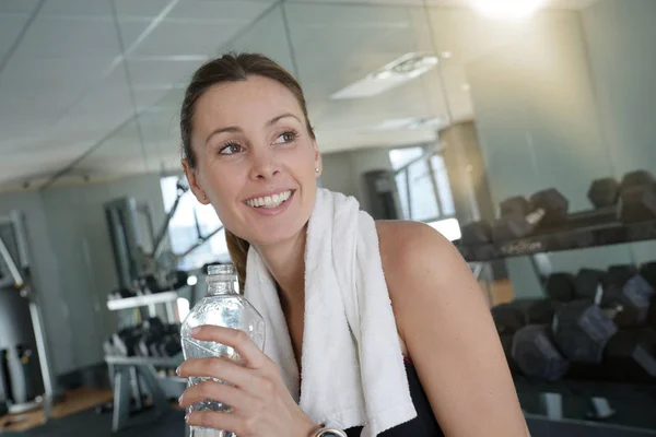 Fitnessmädchen Entspannt Auf Sportbank Und Trinkt Wasser — Stockfoto