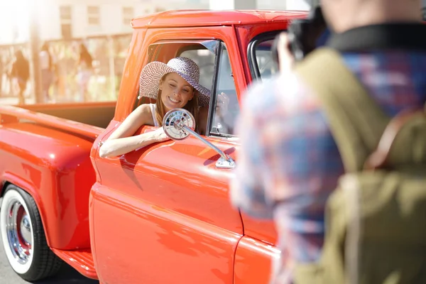 Fotograf Fotografowania Modelu Siedzi Starym Stylu Pick — Zdjęcie stockowe