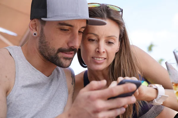 Pareja Joven Moda Conectándose Con Teléfono Inteligente Mesa Del Restaurante — Foto de Stock