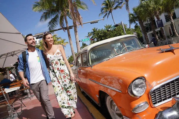 Couple Marchant Dans Rue Miami Beach — Photo