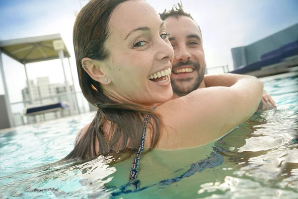 Allegro Coppia Godendo Bagno Piscina Resort — Foto Stock