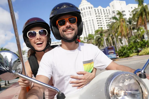 Pareja Divirtiéndose Montando Moto Ciudad — Foto de Stock