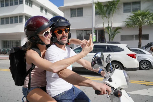 Alegre Pareja Montando Scooter Miami —  Fotos de Stock