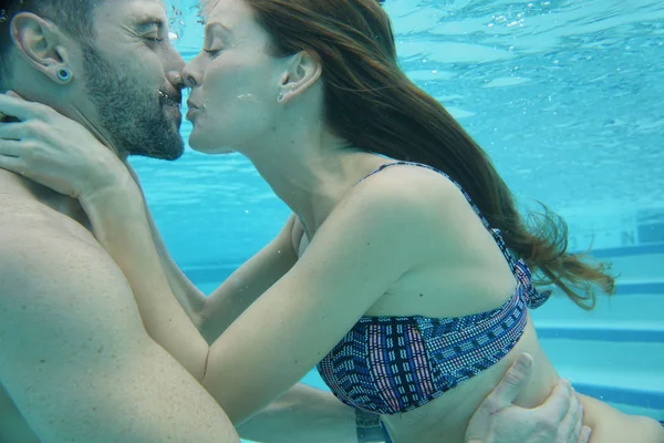Casal Beijando Uns Aos Outros Debaixo Água Piscina — Fotografia de Stock