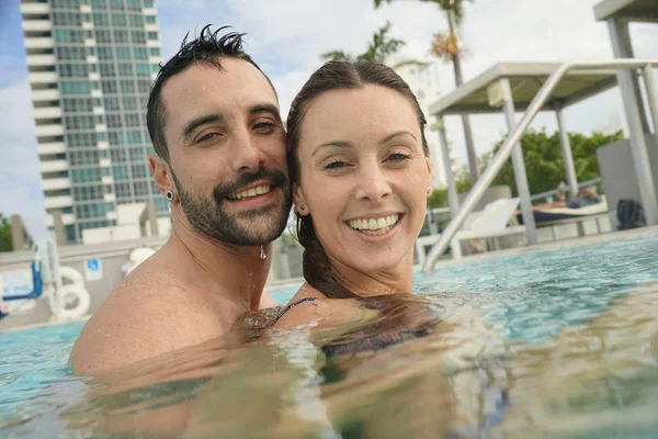 Alegre Pareja Disfrutando Del Baño Piscina Del Complejo —  Fotos de Stock