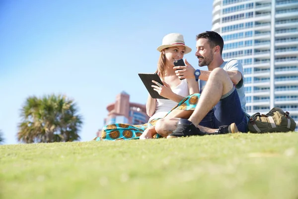 Casal Turistas Conectados Com Tablet Por Prédios Beira Mar Miami — Fotografia de Stock