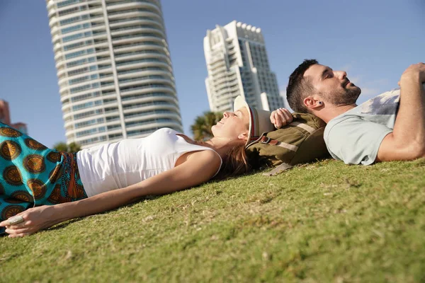 Couple Tourists Relaxing Front Miami Waterfront Buildings — Stock Photo, Image