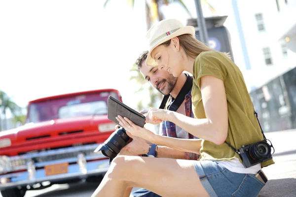 Couple Photographers Checking Photo Shots Tablet — Stock Photo, Image