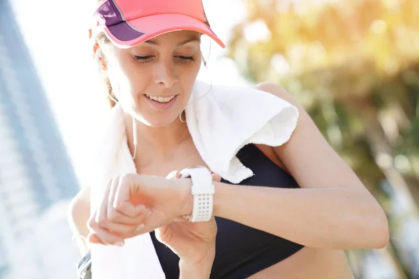 Portret Van Jogger Vrouw Kijken Naar Smartwatch — Stockfoto