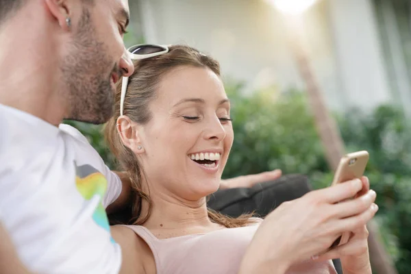 Jovem Casal Relaxante Jardim Hotel Conectado Com Smartphone — Fotografia de Stock