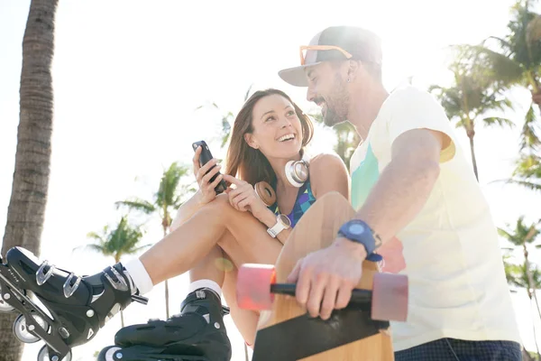 Gente Joven Patinaje Moda Mirando Teléfono Inteligente — Foto de Stock