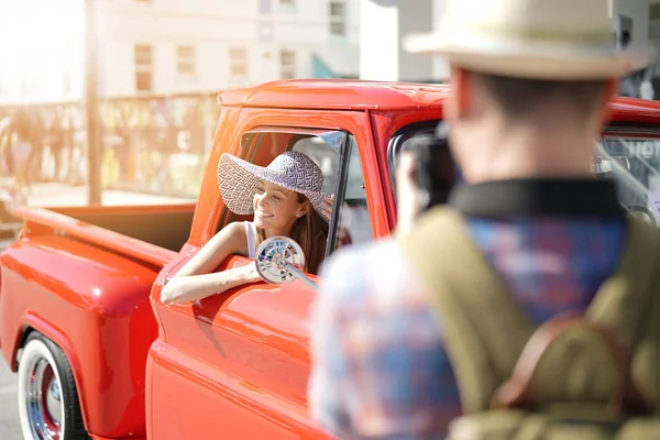 Fotograf Fotografowania Modelu Siedzi Starym Stylu Pick — Zdjęcie stockowe