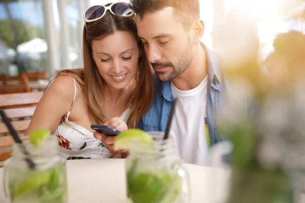 Jeune Couple Dans Bar Connecté Avec Smartphone — Photo