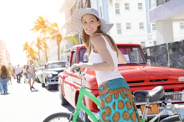 Hermosa Chica Con Sombrero Montar Bicicleta Miami Playa —  Fotos de Stock