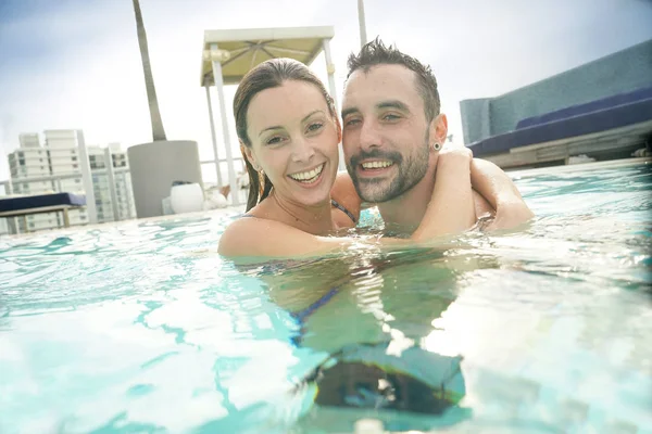 Veselý Pár Těší Lázně Resort Bazén — Stock fotografie