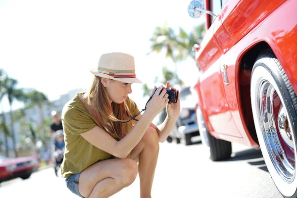Kobieta Fotograf Fotografowanie Samochodów Staromodny — Zdjęcie stockowe
