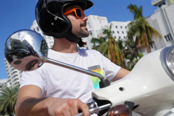 Portrait Gars Équitation Scooter Dans Miami Plage — Photo