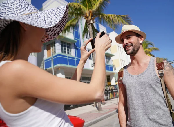 Femme Prenant Des Photos Petit Ami Avec Smartphone — Photo