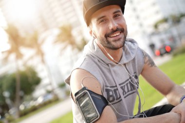 Atletik adam egzersiz sabahı müzik