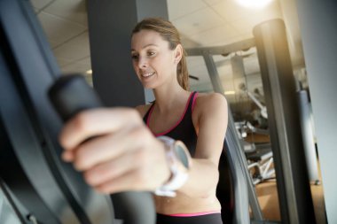 Bisiklet spor salonunda egzersiz fitness kız