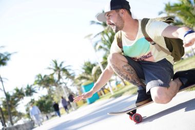 Trendy adam Miami South Beach promenade kaykay sürme