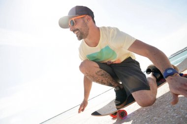 Trendy adam sürme kaykay