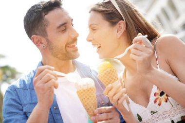 Dondurma yemek tatile genç Çift