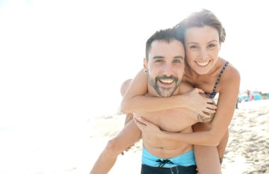 Plajda eğlenmek Çift