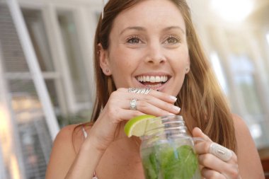 Neşeli kadın içme mojito kokteyl